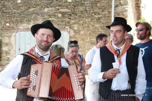 Le groupe folklorique Lous Castelous a ajouté sa bonne humeur à la convivialité