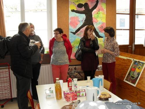 Mr le Maire Paul Goudy en conversation avec Eliette Sanhes, ancienne directrice