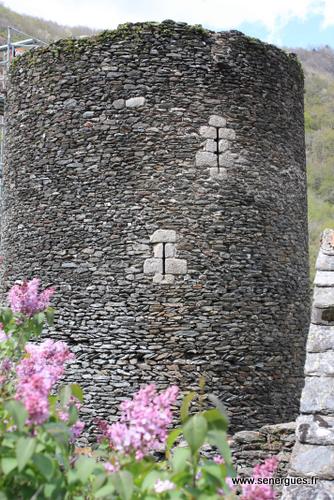 La tour ronde du château de Montarnal avec son superbe appareillage en schiste