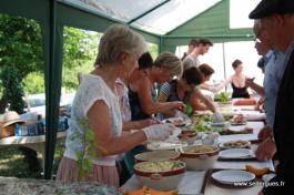 Fête des travaux de restauration - Fete-1er-juillet-2018-Les-habitants-aux-petits-soins-des-convives.JPG